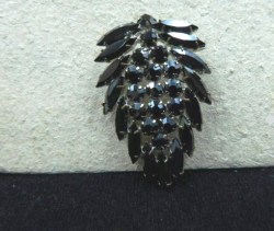 BLACK LEAF BROOCH A